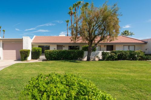 2212 Sunshine Cir, Palm Springs, CA 92264-8256