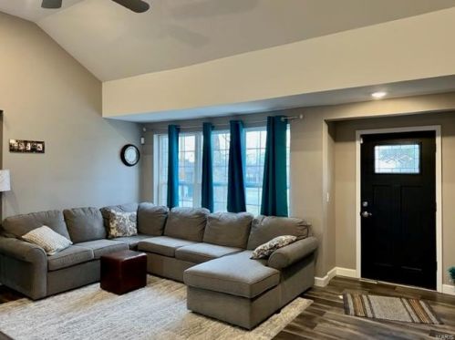 901 Oak Dr, Fenton, MO 63026-4745