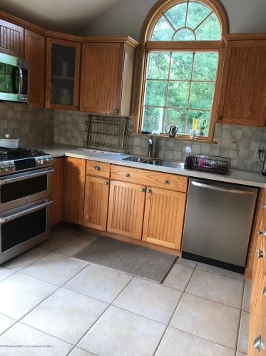 24 Barbara Ln, Oakhurst, NJ 07755-1257