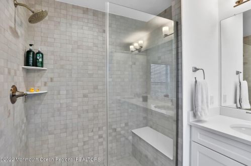 2 River St, Tinton Falls NJ 07701-1324 exterior