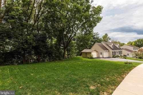 1740 Southport Dr, Lancaster PA  17603-9351 exterior