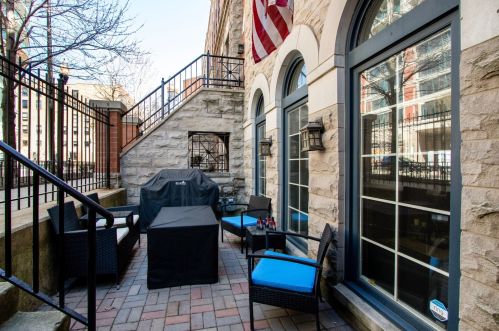 355 Superior St, Chicago, IL 60654-3515