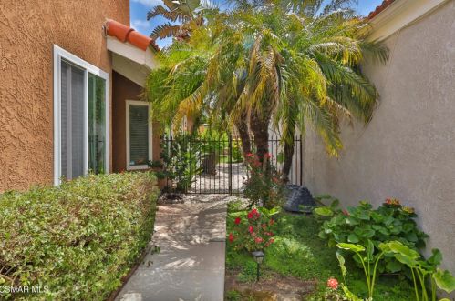 2490 Ellington Ct, Simi Valley, CA 93063-5320