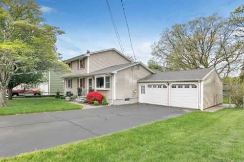 19 Iannotti Ln, Derby, CT 06418-2215