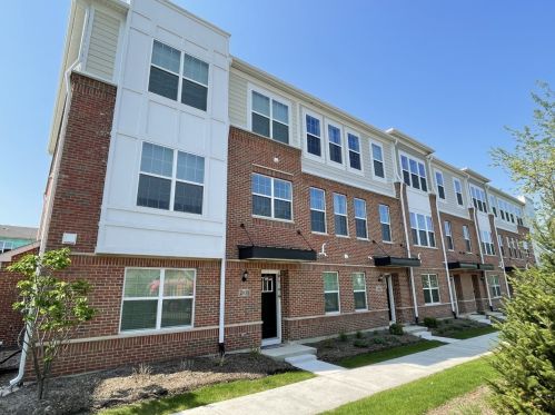 2939 Reflection Dr, Naperville, IL 60564-8266
