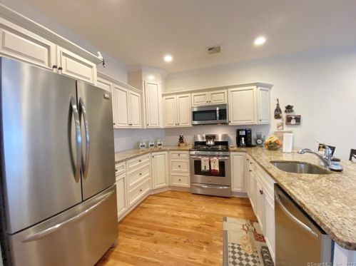 67 Aiken St, Norwalk, CT 06851-2048