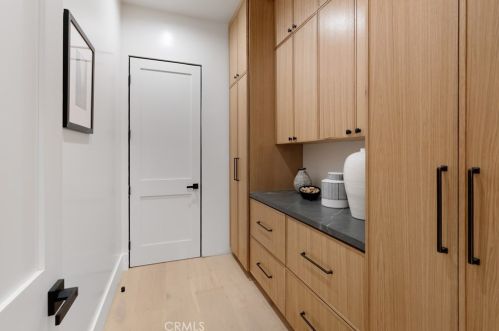 15442 Camarillo St, Van Nuys CA  91403-1039 exterior