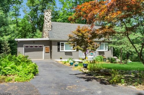 21 Crescent Dr, Andover, NJ 07821-4003
