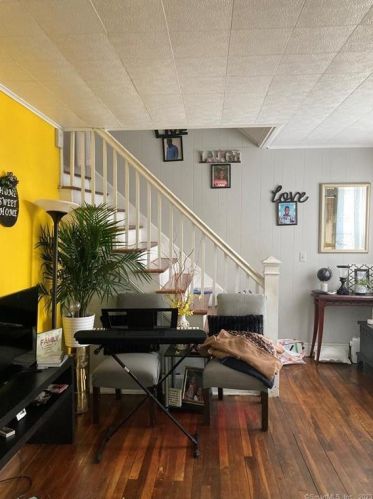 61 Eastwood Ave, Waterbury, CT 06705-1910