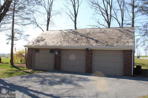 142 Meadow Valley Rd, Ephrata PA  17522-1825 exterior