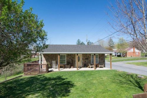 425 Academy St, Fort Spring, WV 24970