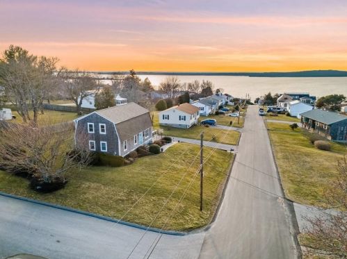 185 Kearns Ave, Tiverton, RI 02878-1539