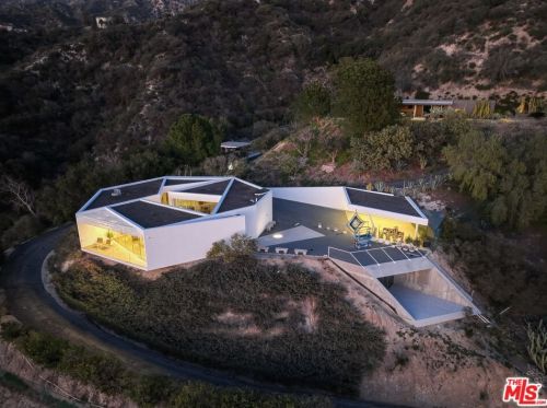 3947 Markridge Rd, Glendale, CA 91214-1043