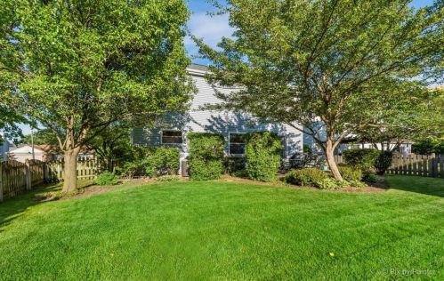 1168 Chalet Dr, Carol Stream IL  60188-3972 exterior