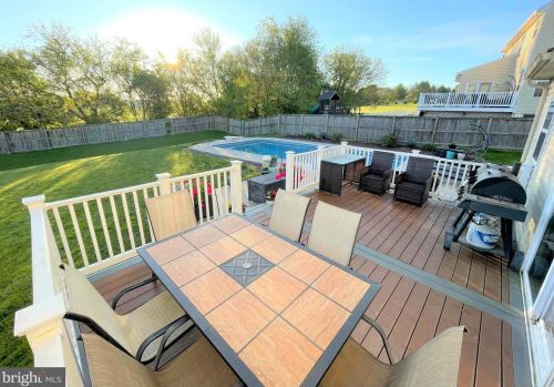 2258 Water Garden Dr, Hanover PA 17331-8319 exterior