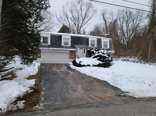9 Woodridge Cir, Gales Ferry, CT 06335-1137