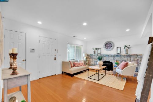 215 Cleopatra Dr, Concord CA  94523-3411 exterior