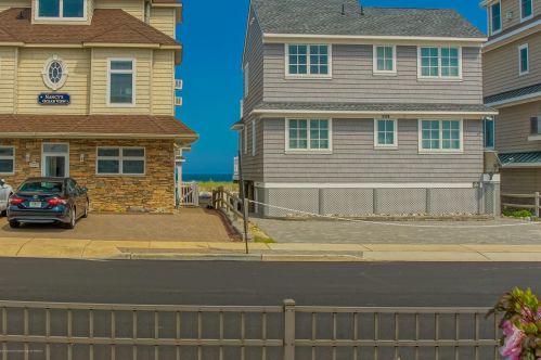 16 Las Vegas Rd, Lavallette NJ 08735-1815 exterior