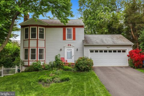 7252 Mendota Ave, Falls Church, VA 22042-1438