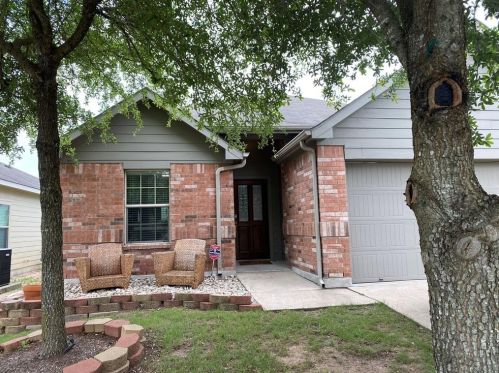 7521 Cedar Edge Dr, Austin TX  78744-1706 exterior