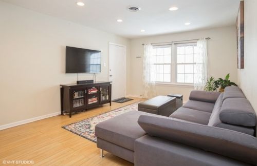 205 Washington Sq, Elk Grove Vlg, IL 60007-4271