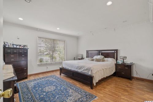 1998 Glenoaks Blvd, Glendale CA  91201-1644 exterior