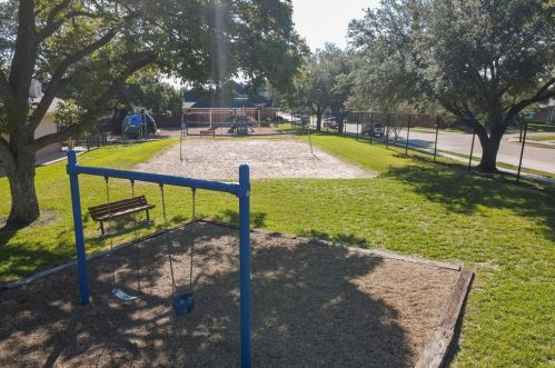 3230 Crk Mdw Ln, Garland TX 75040-2836 exterior