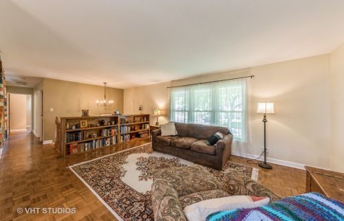915 Slayton Dr, Palatine, IL 60074-7149