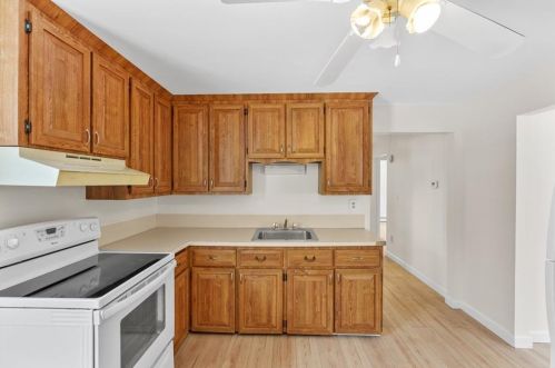 10 Reardon Dr, Middletown, RI 02842-5249