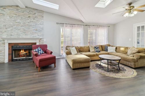 8847 Woodlawn Way, Springfield, VA 22153-2442