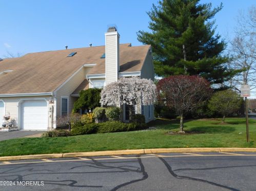 184 Daisy Dr, East Freehold NJ  07728-4082 exterior