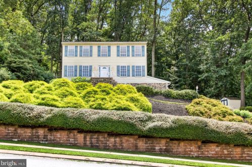 590 Woodside Rd, York, PA 17406-2346
