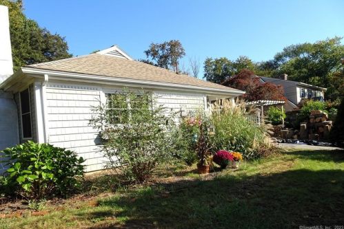 9 Totoket Rd, Quaker Hill, CT 06375-1328