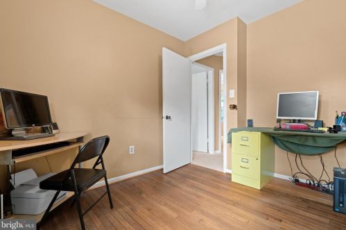 5637 Fort Corloran Dr, Springfield VA  22015-2114 exterior