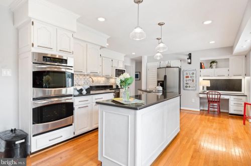 7128 Red Horse Tavern Ln, Springfield VA  22153-1404 exterior