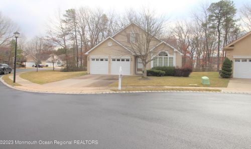4 Sunningdale Ct, Jackson Twp, NJ 08527-4068