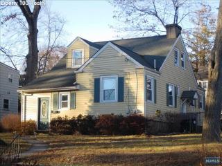 111 Grove St, Waldwick, NJ 07463-2219