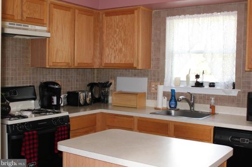 8 Jerrys Ct, Erial, NJ 08081-1524