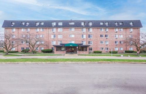 5011 Valley Ln, Streamwood, IL 60107-2934