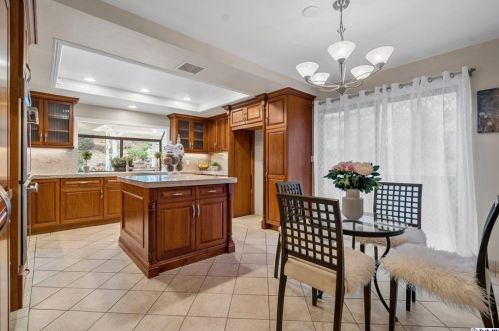 2520 Flintridge Dr, Glendale CA  91206-1033 exterior