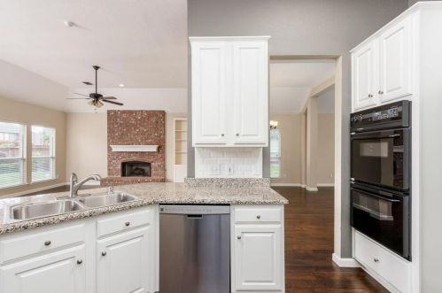 2536 Timberleaf Dr, Carrollton TX  75006-2040 exterior