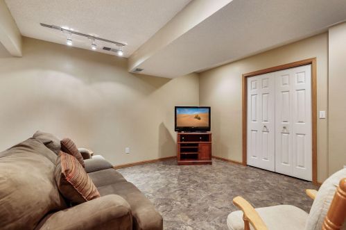 201 Dunbar Way, Saint Paul MN  55115-2815 exterior