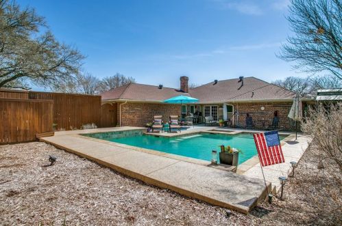 2239 Woodcreek, Carrollton TX 75006-1911 exterior