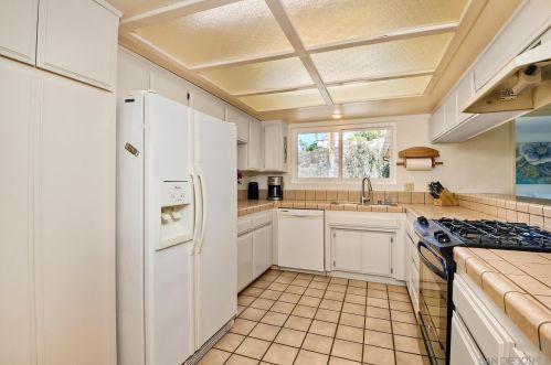 616 Estrelita Dr, Vista CA  92084-7926 exterior