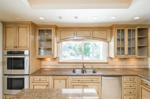 401 Eucalyptus Dr, Redlands, CA 92373-7126