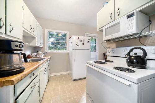 521 Allen Rd, Atlanta GA  30328-4842 exterior