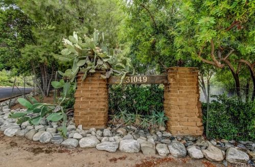 31049 Sunset Dr, Redlands, CA 92373-7626