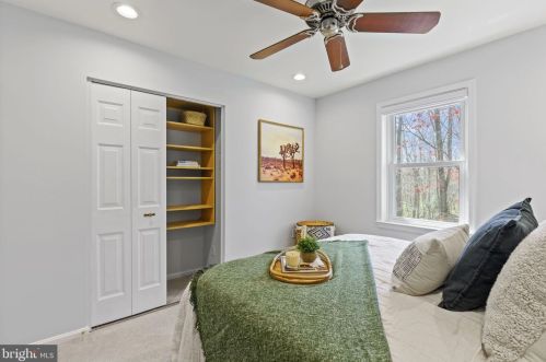 5784 Crownleigh Ct, Springfield VA  22015-1885 exterior