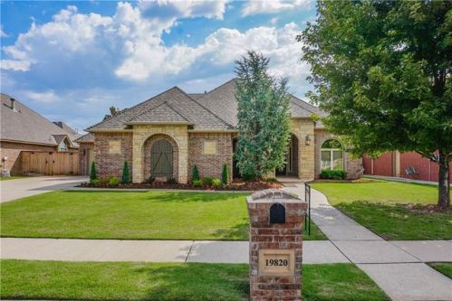 19820 Oakshire Dr, Edmond, OK 73012-3572