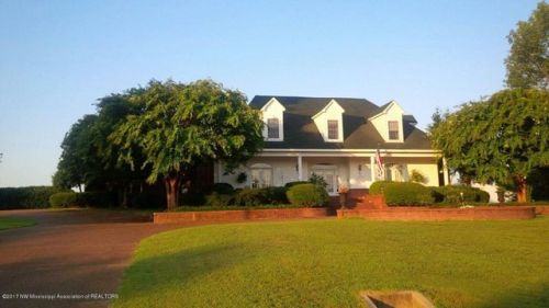 1910 Green Village Dr, Hernando, MS 38632-7252